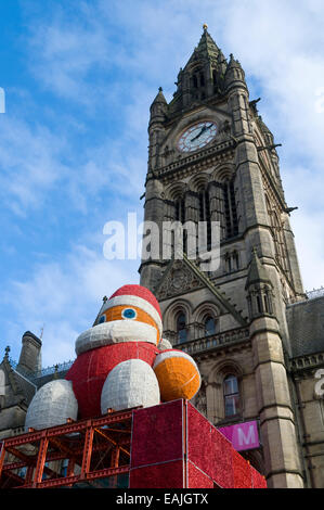 Weihnachtsmann außerhalb des Rathauses Uhrturm, Albert Square, Manchester, England, UK Stockfoto