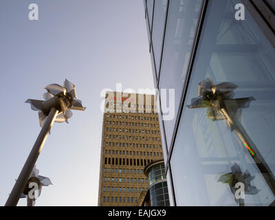 Das Arndale Turmgebäude und eine Windmühle Skulptur spiegelt sich in einem Geschäft Fenster, Exchange Square, Manchester, England, UK Stockfoto