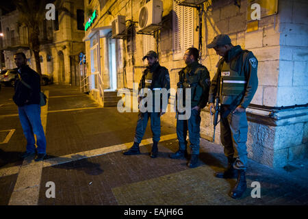 (141116)--JERUSALEM, 16. November 2014 (Xinhua)--israelische Polizisten Wache stehen auf der Bühne, wo ein jüdischer Mann im Zentrum von Jerusalem, am 16. November 2014 erstochen wurde. Ein jüdischer Mann im Zentrum von Jerusalem Sonntagabend in einem scheinbaren militante Angriff erstochen wurde, sagte Polizei-Sprecher Mickey Rosenfeld Xinhua. Das Opfer in seinen frühen dreißiger Jahren, wurde auf der Rückseite mit einem Schraubenzieher erstochen und gelitten moderate Wunden in Hanevi'im Straße im Zentrum von Jerusalem. Er wurde in der Sha'are Tzedek Medical Center in die Stadt gebracht. Der Verdächtige ist zu groß und die Polizei haben Straßensperren und Checkpoints errichtet oder Stockfoto