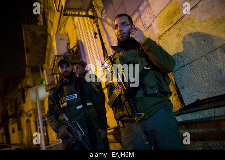 (141116)--JERUSALEM, 16. November 2014 (Xinhua)--israelische Polizisten Wache stehen auf der Bühne, wo ein jüdischer Mann im Zentrum von Jerusalem, am 16. November 2014 erstochen wurde. Ein jüdischer Mann im Zentrum von Jerusalem Sonntagabend in einem scheinbaren militante Angriff erstochen wurde, sagte Polizei-Sprecher Mickey Rosenfeld Xinhua. Das Opfer in seinen frühen dreißiger Jahren, wurde auf der Rückseite mit einem Schraubenzieher erstochen und gelitten moderate Wunden in Hanevi'im Straße im Zentrum von Jerusalem. Er wurde in der Sha'are Tzedek Medical Center in die Stadt gebracht. Der Verdächtige ist zu groß und die Polizei haben Straßensperren und Checkpoints errichtet oder Stockfoto