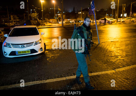 (141116)--JERUSALEM, 16. November 2014 (Xinhua)--eine israelische Polizisten steht Wache in der Szene, wo ein jüdischer Mann im Zentrum von Jerusalem, am 16. November 2014 stach. Ein jüdischer Mann im Zentrum von Jerusalem Sonntagabend in einem scheinbaren militante Angriff erstochen wurde, sagte Polizei-Sprecher Mickey Rosenfeld Xinhua. Das Opfer in seinen frühen dreißiger Jahren, wurde auf der Rückseite mit einem Schraubenzieher erstochen und gelitten moderate Wunden in Hanevi'im Straße im Zentrum von Jerusalem. Er wurde in der Sha'are Tzedek Medical Center in die Stadt gebracht. Der Verdächtige ist zu groß und die Polizei haben errichteten Straßensperren und Checkpoints ich Stockfoto