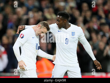 London, UK. 15. November 2014. Englands Wayne Rooney feiert mit Danny Welbeck.-International European Qualifier - England Vs Slowenien - Wembley-Stadion - London - England 15. November 2014 - Bild David Klein/Sportimage. © Csm/Alamy Live-Nachrichten Stockfoto