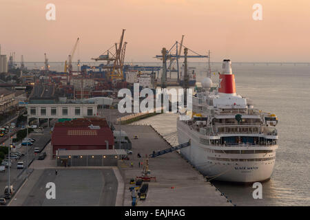 Lissabon cruise terminal Hafen Dock bei Sonnenaufgang. Stockfoto