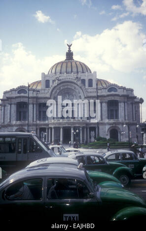 Grünen und weißen Volkswagen Bug (VW Käfer) Taxis oder Vochos vor dem Palacio de Bellas Artes in Mexico City, Mexiko Stockfoto