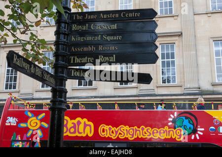 City Sightseeing Tour-Bus und Wegweiser in Bath, Somerset Stockfoto