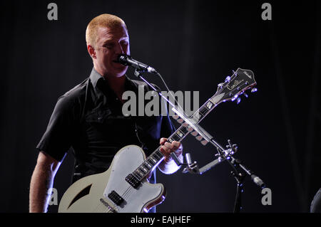 BENICASIM, Spanien - 18.Juli: Königinnen der Steinzeit (Band) Konzert in FIB (Festival Internacional de Benicassim) 2013 fest. Stockfoto