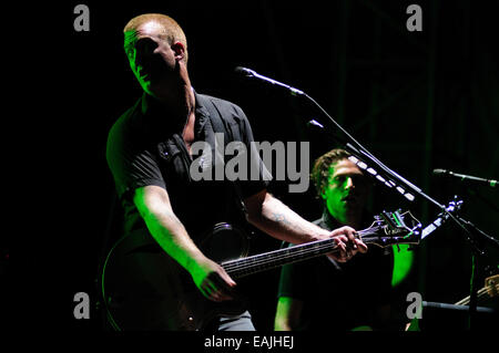 BENICASIM, Spanien - 18.Juli: Königinnen der Steinzeit (Band) Konzert in FIB (Festival Internacional de Benicassim) 2013 fest. Stockfoto