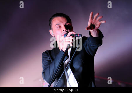 BENICASIM, Spanien - 18 Juli: Theo Hutchcraft, Sänger von Hurts (Band), führt bei FIB. Stockfoto