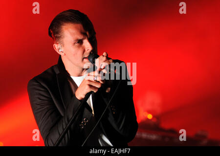 BENICASIM, Spanien - 18 Juli: Theo Hutchcraft, Sänger von Hurts (Band), führt bei FIB. Stockfoto