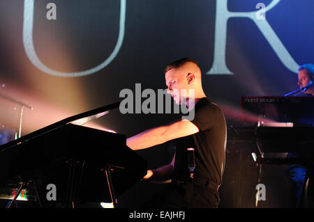 BENICASIM, Spanien - Juli 18: Der Pianist von Hurts (Band) führt bei FIB (Festival Internacional de Benicassim) 2013 fest. Stockfoto