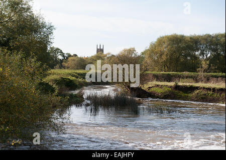 Ein Wehr am Fluss Avon mit dem Dorf Hampton Lucy im Hintergrund in Warwickshire Landschaft, England, Großbritannien Stockfoto