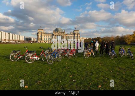 Stadtrundfahrt mit dem Fahrrad außerhalb des Deutschen Bundestages, Reichstagsgebäude, im Abendlicht, Berlin, Deutschland Stockfoto