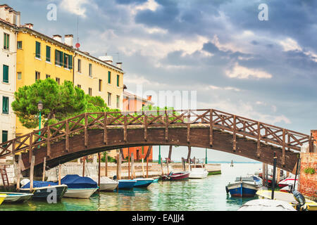 Brücke über einen Kanal in Venedig, Italien. Stockfoto