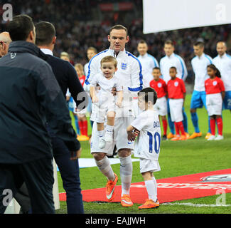 London, UK. 15. November 2014. Englands Wayne Rooney hat seine Söhne Klay und Kai. - International European Qualifier - England Vs Slowenien - Wembley Stadium - London - England 15. November 2014 - Bild David Klein/Sportimage. © Csm/Alamy Live-Nachrichten Stockfoto