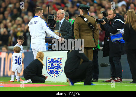 London, UK. 15. November 2014. Sir Bobby Charlton präsentiert Wayne Rooney von England mit seinen 100. Kappe - England vs. Slowenien - UEFA Euro 2016 qualifizieren - Wembley-Stadion - London - 15.11.2014 Pic Philip Oldham/Sportimage. © Csm/Alamy Live-Nachrichten Stockfoto