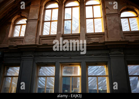 Ansicht der Gebäude durch die Fenster der Harland und Wolff Zeichenbüros Nordirland Belfast titanic Signatur Stockfoto