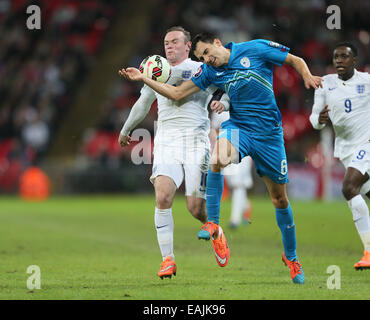 London, UK. 15. November 2014. Englands Wayne Rooney tussles mit Sloweniens Branko Ilic.-International European Qualifier - England Vs Slowenien - Wembley-Stadion - London - England 15. November 2014 - Bild David Klein/Sportimage. © Csm/Alamy Live-Nachrichten Stockfoto