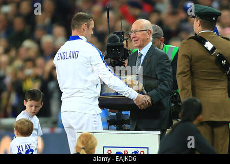 London, UK. 15. November 2014. Sir Bobby Charlton präsentiert Wayne Rooney von England mit seinen 100. Kappe - England vs. Slowenien - UEFA Euro 2016 qualifizieren - Wembley-Stadion - London - 15.11.2014 Pic Philip Oldham/Sportimage. © Csm/Alamy Live-Nachrichten Stockfoto