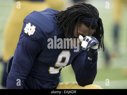 Überstunden. 15. November 2014. Notre Dame Linebacker Jaylon Smith (9) während der NCAA Football Spiel Action zwischen den Notre Dame Fighting Irish und die Northwestern Wildcats im Stadium der Notre Dame in South Bend, Indiana. Northwestern besiegte Notre Dame 43-40 in Überstunden. © Csm/Alamy Live-Nachrichten Stockfoto