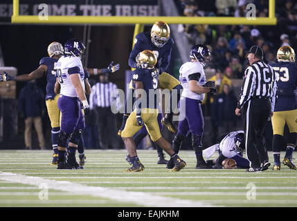 Überstunden. 15. November 2014. Notre Dame Linebacker Nyles Morgan (5) und Notre Dame Linebacker Jaylon Smith (9) feiern Sack während der NCAA Football Spiel Action zwischen den Notre Dame Fighting Irish und die Northwestern Wildcats im Stadium der Notre Dame in South Bend, Indiana. Northwestern besiegte Notre Dame 43-40 in Überstunden. © Csm/Alamy Live-Nachrichten Stockfoto