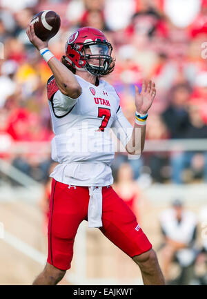 Doppelte Überstunden. 15. November 2014. Utah Utes quarterback Travis Wilson (7) in Aktion während der NCAA Football Spiel zwischen der Stanford Cardinal und die Utah Utes im Stanford Stadium in Palo Alto, CA. Stanford von Utah 20-17 in der doppelt Overtime besiegt wurde. Damon Tarver/Cal Sport Media/Alamy Live-Nachrichten Stockfoto