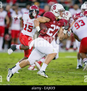 Doppelte Überstunden. 15. November 2014. Stanford Cardinal Runningback Christian McCaffrey (27) in Aktion während der NCAA Football-Spiel zwischen der Stanford Cardinal und die Utah Utes im Stanford Stadium in Palo Alto, CA. Stanford unterlag Doppel Überstunden Utah 20-17. Damon Tarver/Cal Sport Media/Alamy Live-Nachrichten Stockfoto