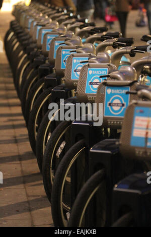 London, UK 16. November 2014. Boris Bikes auf wenig Argyll Street an der Regent Street während der Weihnachts-Schalter Zeremonie angedockt. Foto: David Mbiyu / Alamy Live News Stockfoto