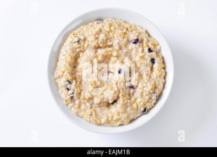 Schüssel mit Vollkorn-Hafer-Brei mit Heidelbeeren Stockfoto