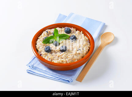 Schüssel mit Vollkorn-Hafer-Brei mit Heidelbeeren Stockfoto