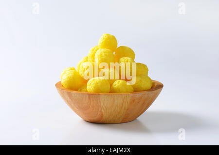 Aufgeblasen Snack - Müsli Kugeln in Holzschale Stockfoto