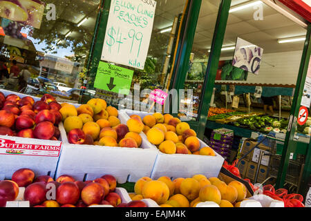 Äpfel und Pfirsiche auf dem Display in Supermarkt Stockfoto
