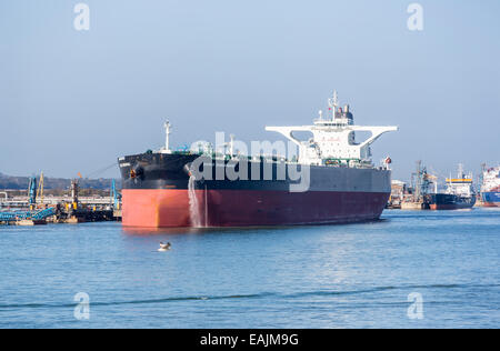 Öltanker, einschließlich 'Samco Sunderbans', festgemacht an der Exxon Mobil Öl-Raffinerie auf dem Solent in Fawley, Hampshire, UK Stockfoto