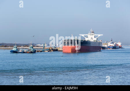 Öltanker, einschließlich 'Samco Sunderbans', festgemacht an der Exxon Mobil Öl-Raffinerie auf dem Solent in Fawley, Hampshire, UK Stockfoto