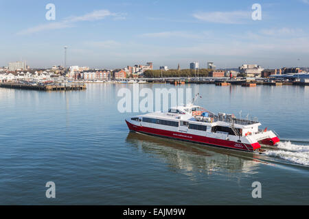 Red Funnel Katamaran jet Fähre segeln in Southampton Wasser am Hafen in Southampton Docks, Hants, Großbritannien in den Solent von West Cowes, Isle of Wight Anreise Stockfoto