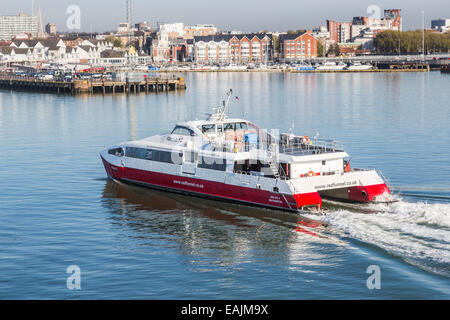 Red Funnel Katamaran jet Fähre segeln in Southampton Wasser am Hafen in Southampton Docks, Hants, Großbritannien in den Solent von West Cowes, Isle of Wight Anreise Stockfoto