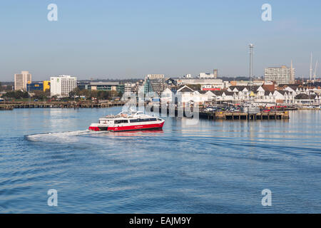 Red Funnel Katamaran jet Fähre segeln in Southampton Wasser am Hafen in Southampton Docks, Hants, Großbritannien in den Solent von West Cowes, Isle of Wight Anreise Stockfoto