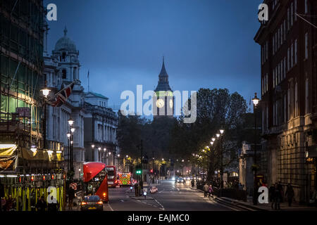 London, UK. 16. November 2014. Big Ben zu sehen in der Dämmerung nach Whitehall Credit: Guy Corbishley/Alamy Live News Stockfoto