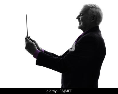 Eine kaukasische Senior Business-Mann hält digitale Tablet Silhouette weißer Hintergrund Stockfoto