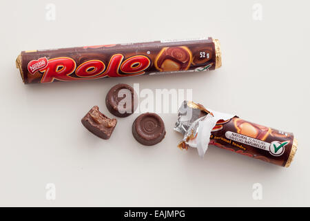 Rohre von Rolo Candy, eine Konditorei, produziert von Nestlé, außer in den USA, wo es unter Lizenz von the Hershey Company hergestellt wird. Stockfoto