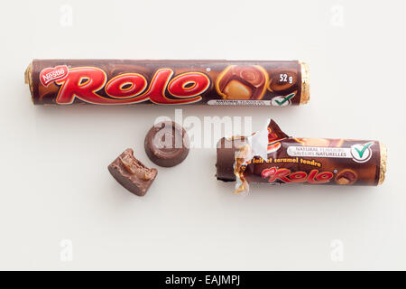 Rohre von Rolo Candy, eine Konditorei, produziert von Nestlé, außer in den USA, wo es unter Lizenz von the Hershey Company hergestellt wird. Stockfoto