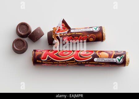 Rohre von Rolo Candy, eine Konditorei, produziert von Nestlé, außer in den USA, wo es unter Lizenz von the Hershey Company hergestellt wird. Stockfoto