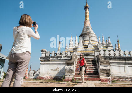 Touristen fotografieren posieren für die Kamera bei mir Nu Eiche Kyaung, Mandalay, Birma, Myanmar, Südostasien, Asien, Stockfoto