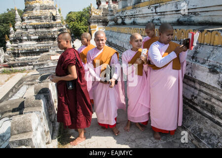 Buddhistische Nonnen selbst zu fotografieren, Tabletten Selfies, bei mir Nu Eiche Kyaung, Mandalay, Birma, Myanmar, Südostasien, Asien, Stockfoto