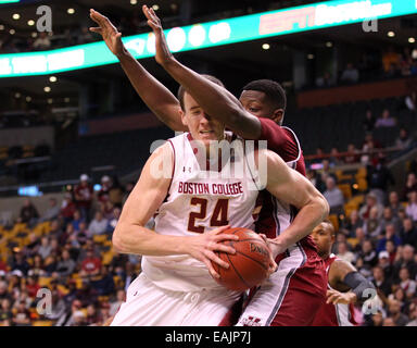 16. November 2014: Boston College Eagles center Dennis Clifford (24) und Massachusetts Minutemen center Cady Lalanne (25) in Aktion während der ersten Hälfte der NABC Basketball-Spiel zwischen dem Boston College Eagles und Massachusetts Minutemen im TD Garden. Massachusetts besiegt Boston College 71-62. Anthony Nesmith/CSM Stockfoto
