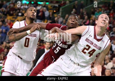 16. November 2014: Boston College Eagles weiterleiten Garland Owens (0), Massachusetts Minutemen center Cady Lalanne (25) und Boston College Eagles center Dennis Clifford (24) Kampf um die Position in der ersten Hälfte der NABC Basketball-Spiel zwischen dem Boston College Eagles und Massachusetts Minutemen im TD Garden. Massachusetts besiegt Boston College 71-62. Anthony Nesmith/CSM Stockfoto