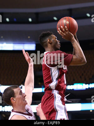 16. November 2014: Massachusetts Minutemen Wache Trey Davis (12) vom Boston College Eagles Center Dennis Clifford (24) verteidigte führt einen Torwurf aus in der zweiten Hälfte der NABC Basketball-Spiel zwischen dem Boston College Eagles und Massachusetts Minutemen im TD Garden. Massachusetts besiegt Boston College 71-62. Anthony Nesmith/CSM Stockfoto