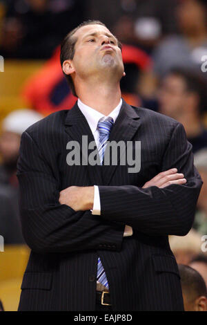 16. November 2014: Massachusetts Minutemen Cheftrainer Derek Kellogg reagiert auf einen Anruf bei der NABC Basketball-Spiel zwischen dem Boston College Eagles und Massachusetts Minutemen im TD Garden. Massachusetts besiegt Boston College 71-62. Anthony Nesmith/CSM Stockfoto