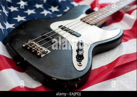 Jahrgang 4-String Bassgitarre auf amerikanische Flagge Hintergrund Stockfoto