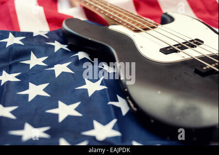 Jahrgang 4-String Bassgitarre auf amerikanische Flagge Hintergrund Stockfoto
