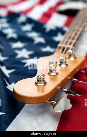 Jahrgang 4-String Bassgitarre auf amerikanische Flagge Hintergrund Stockfoto